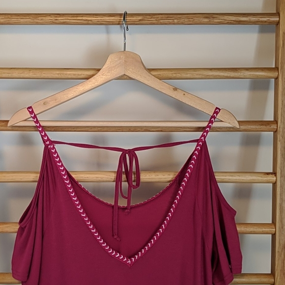 Peekaboo Shoulder T-Shirt - Picture 3 of 3